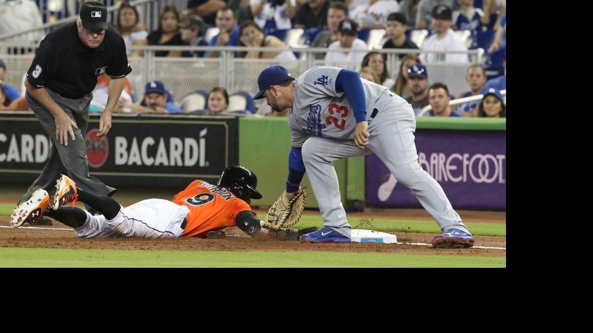 
Dee Gordon, de los Marlins, evita ser sorprendido por Adrian González, de los Dodgers, el domingo en Miami.
