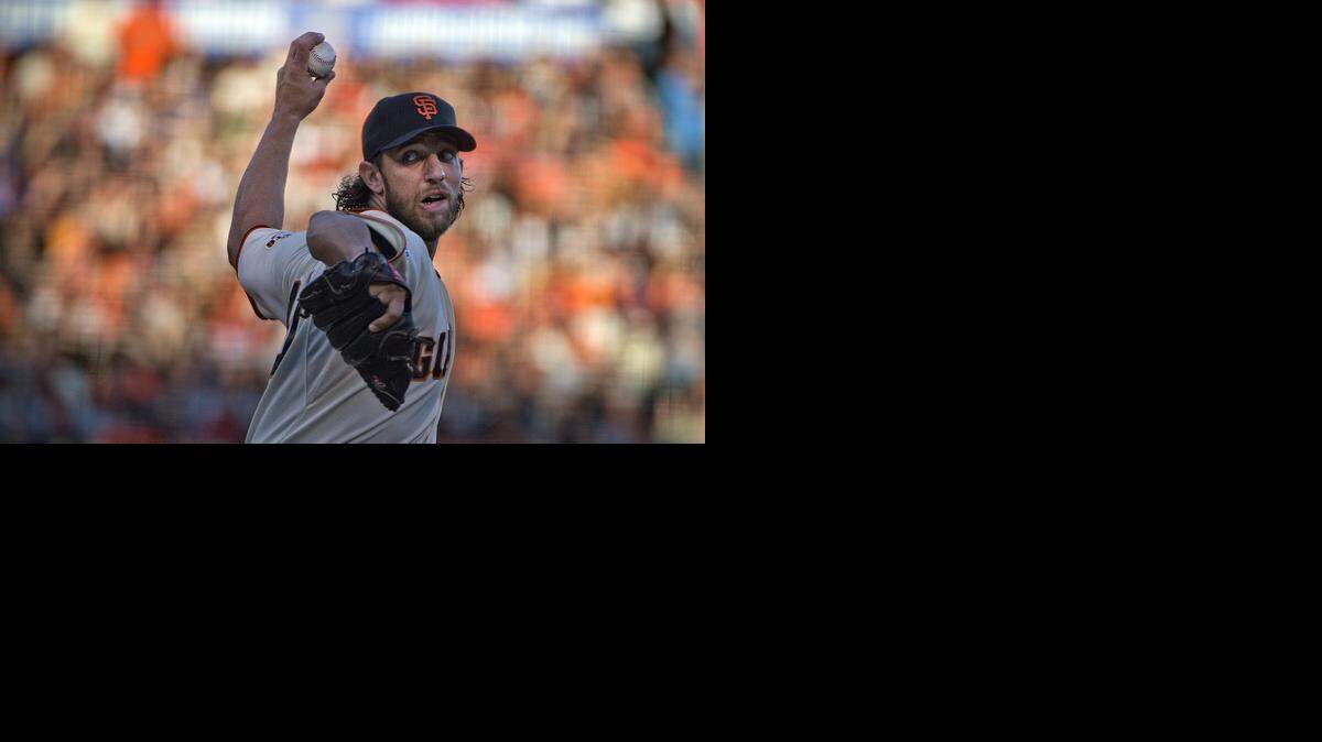 
Madison Bumgarner lanzador abridor de los Gigantes de San Francisco funciona en la primera entrada en el Juego 5 de la Serie Mundial en el Parque AT & T en San Francisco, California. En Domingo, 26 de octubre 2014. Los Gigantes ganaron 5-0 para tomar ventaja de 3-2 en la serie.
