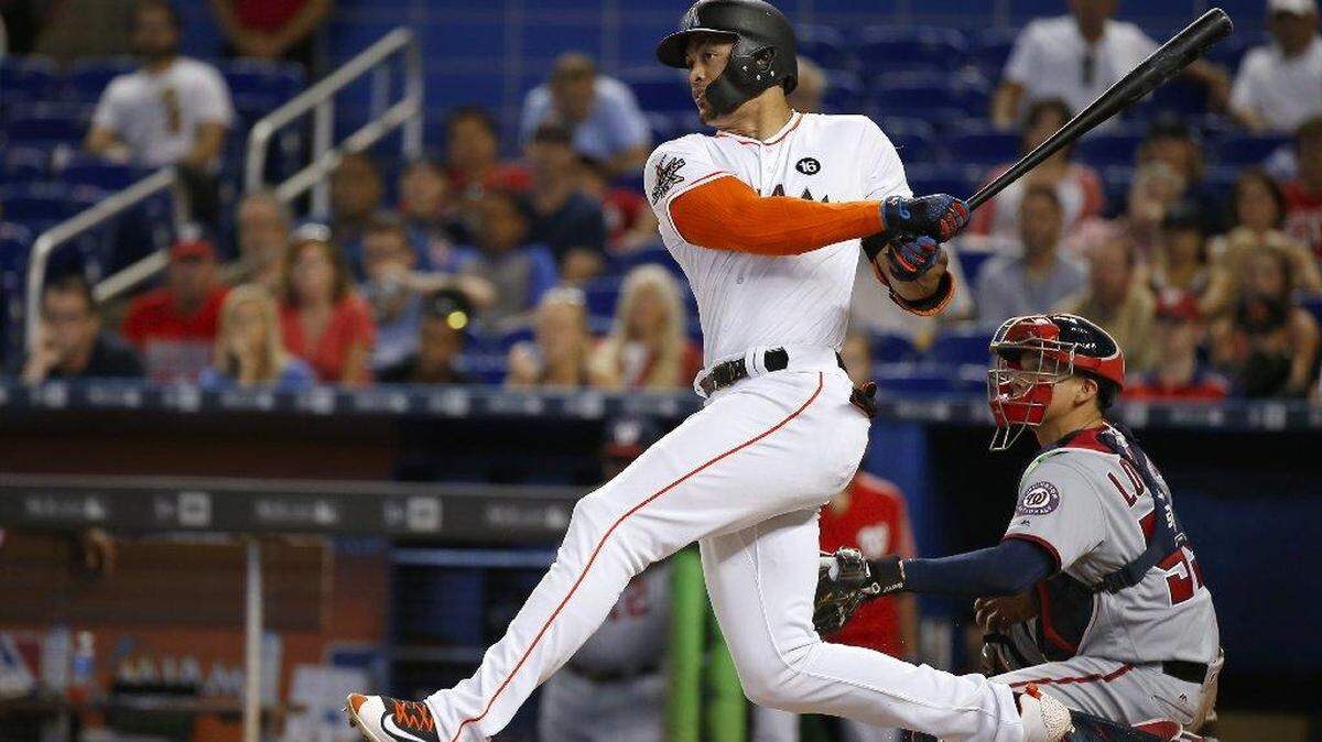El jardinero de los Marlins Giancarlo Stanton batea el hit que le dio la ventaja 2-1 a los Marlins ante los Nacionales, en partido celebrado el 21 de junio del 2017 en Miami.