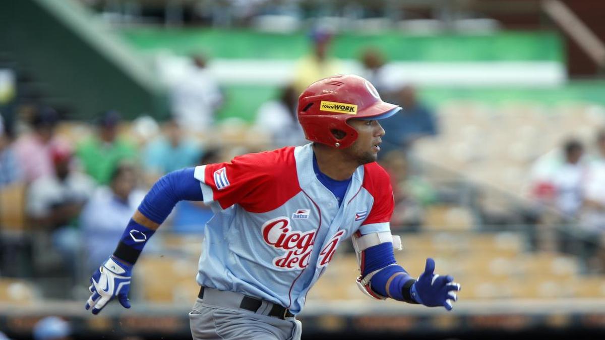 El pelotero cubano Lourdes Gourriel Jr. corre a primera base tras batear ante los Venados de Mazatlán, de México, durante un partido en la Serie del Caribe, el 2 de febrero de 2016, en el estadio Quisqueya Juan Marichal, en Santo Domingo, República Dominicana.