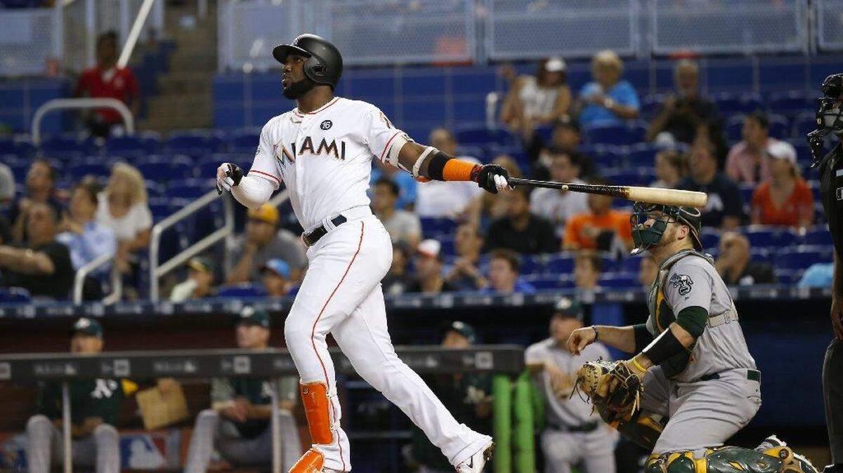 El jardinero de los Marlins Marcell Ozuna batea un jonrón solitario en el segundo inning ante los Atléticos, en partido celebrado el 14 de junio del 2017 en Miami.