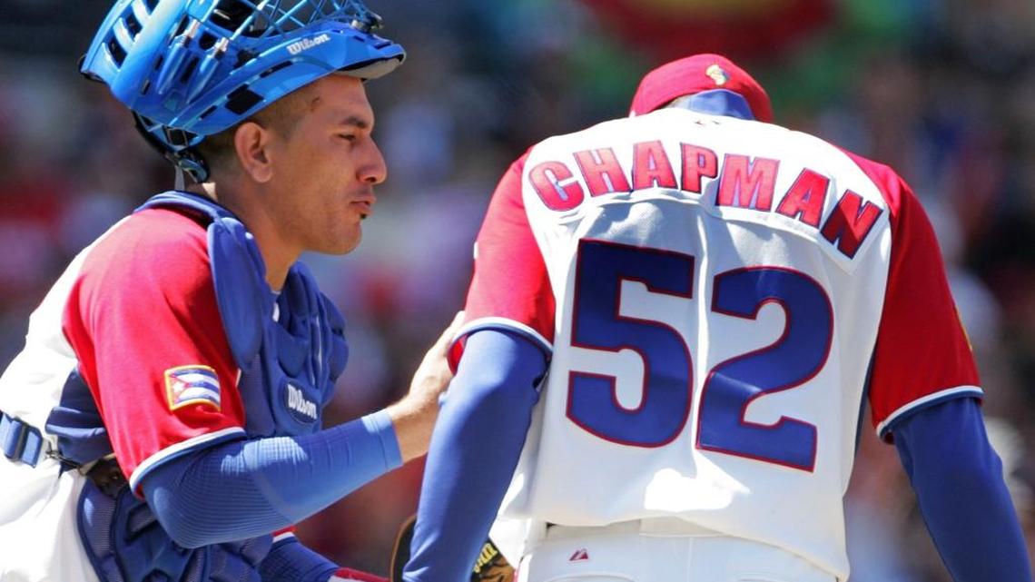 ARIEL PESTANO (I) conversa con Aroldis Chapman en un choque del Clásico Mundial de Béisbol en San Diego el 15 de mayo del 2009.