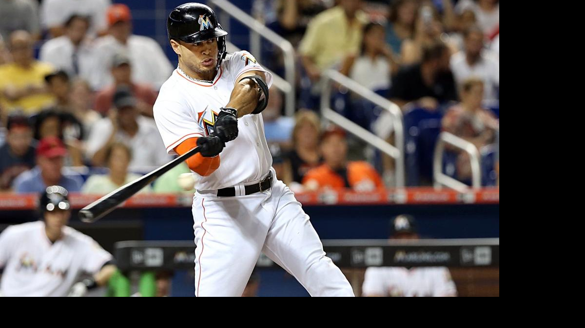 
Giancarlo Stanton dispara un jonrón para los Marlins contra los Bravos, el viernes en Miami.
