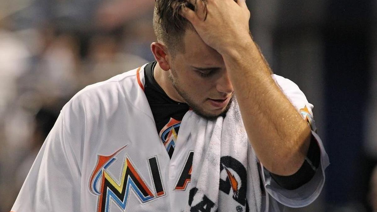 
JOSE FERNANDEZ limpia el sudor de su frente en el juego del 28 de julio contra los Nacionales en Miami.
