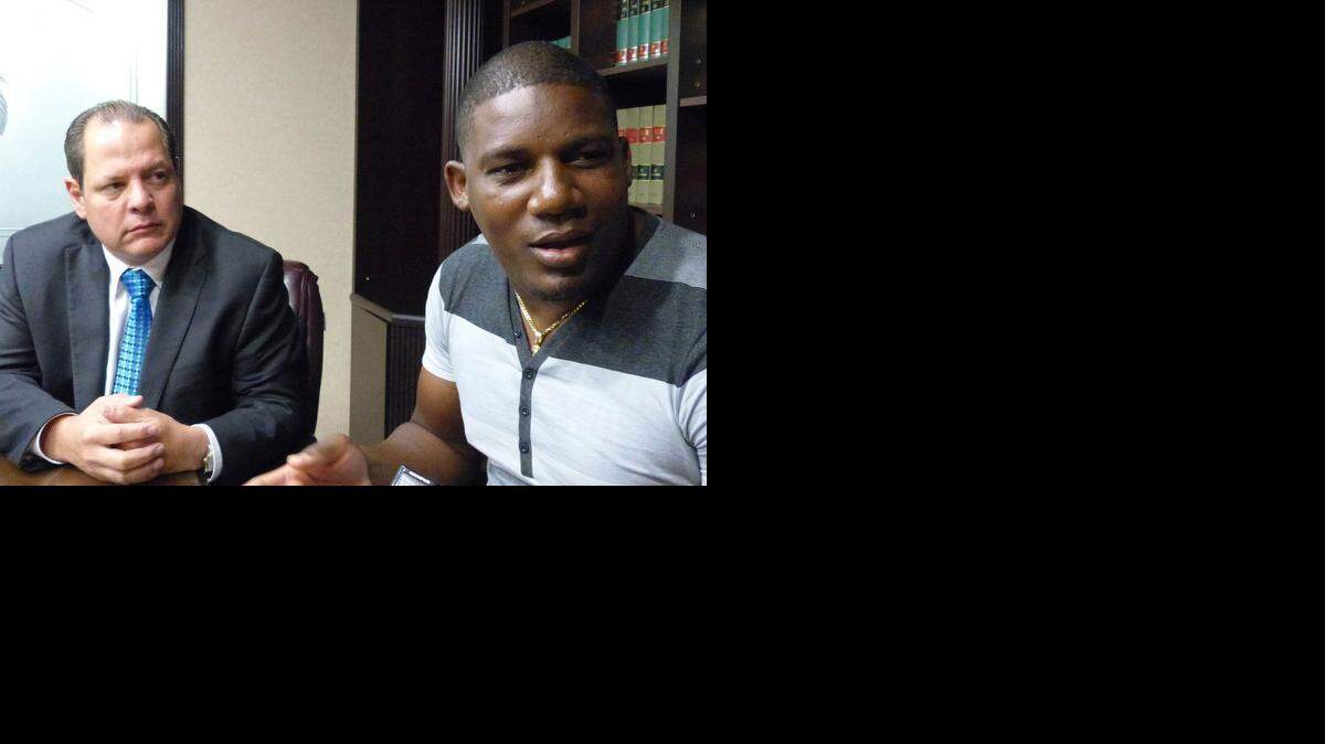 
El ex boxeador Yunior Despaigne, quien salió de Cuba con el pelotero Yasiel Puig, habla con el Nuevo Herald en la oficina de su abogado Avelino González, el 13 de agosto del 2014. 
