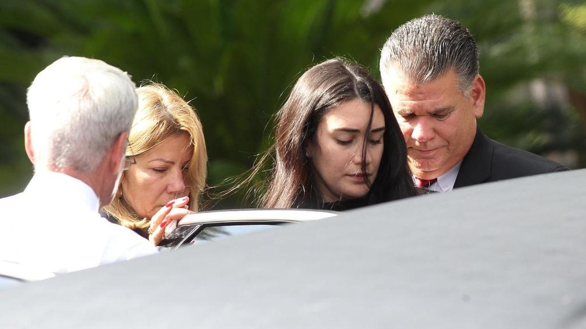 MARITZA FERNANDEZ (i) y María Arias (d) durante el servicio fúnebre de José Fernández el 29 de septiembre del 2016.