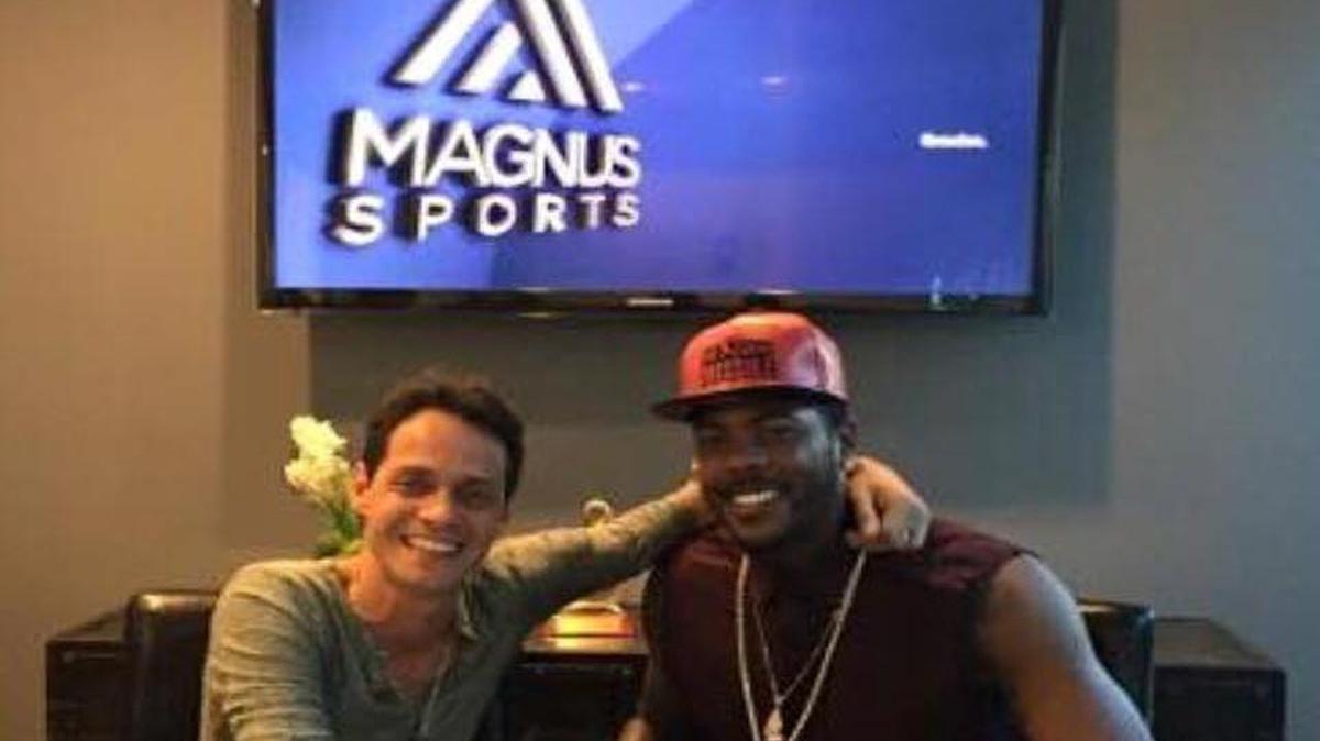 AROLDIS CHAPMAN (der.) firma el pacto que lo une a Magnus, la nueva entidad de Marc Anthony.