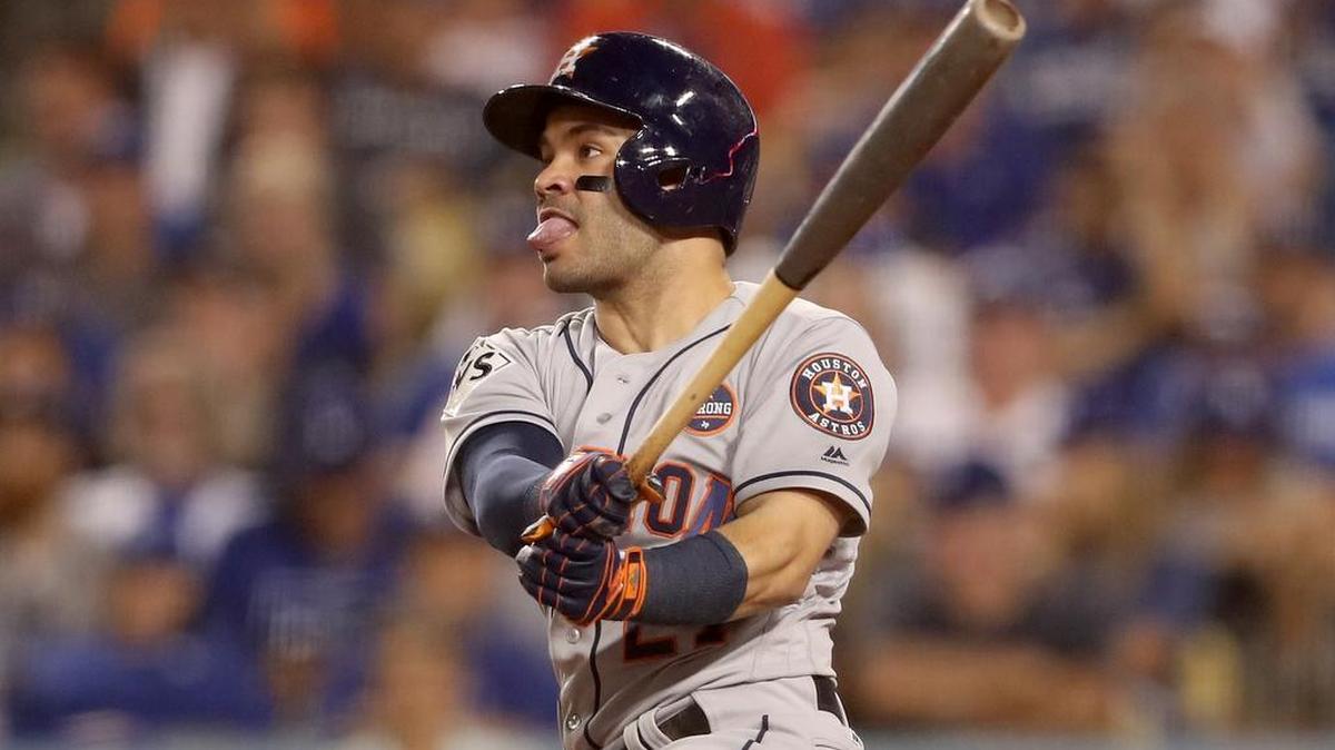 El venezolano José Altuve de los Astros de Houston conecta un jonrón en la décima entrada contra los Dodgers de los Ángeles, el miércoles en Los Ángeles.