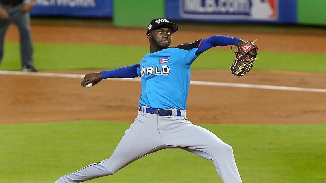 YADIER ALVAREZ lanza la primera bola en el Juego de las Estrellas del Futuro en Miami el 9 de julio.