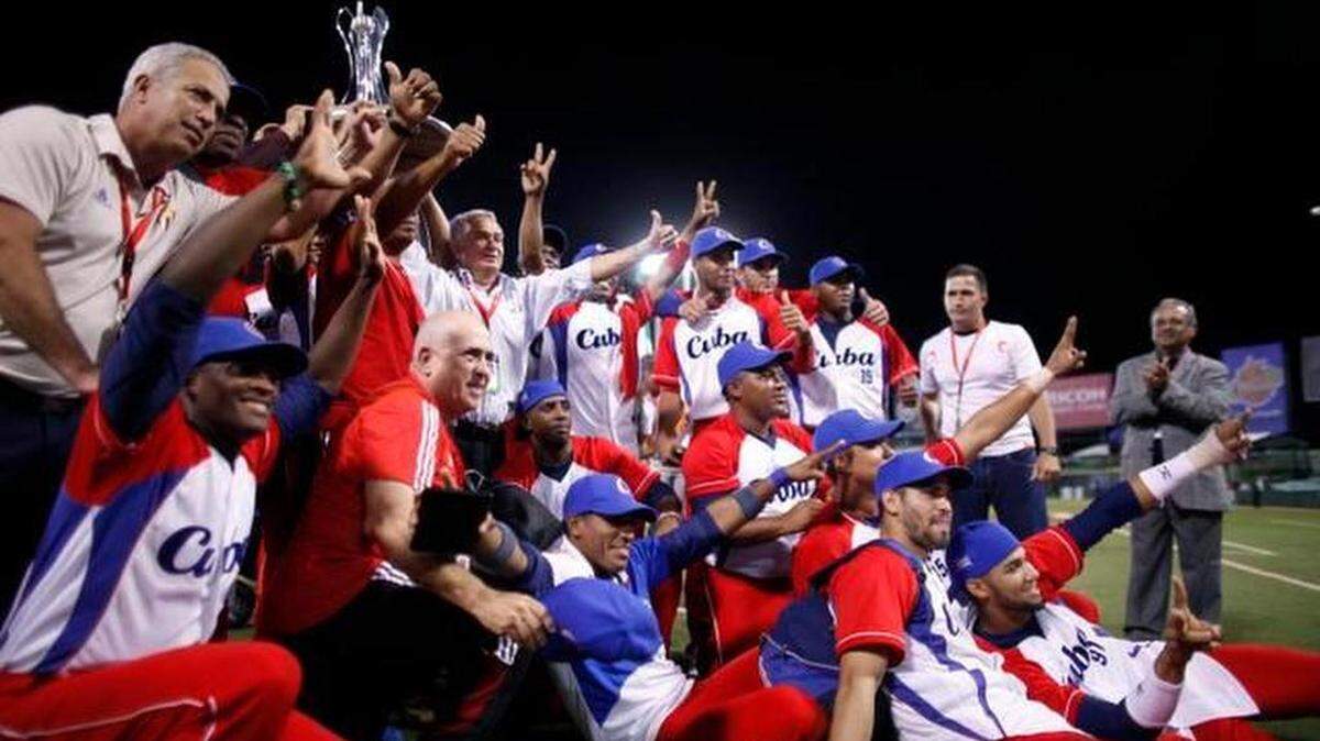 Los jugadores cubanos celebran tras derrotar a los Tomateros de Cualicán mexicanos, en el partido final de la Serie del Caribe, celebrado el domingo 8 de febrero de 2015.