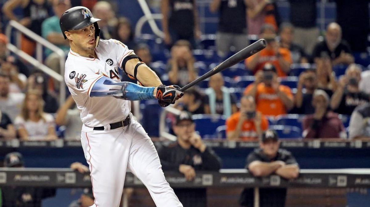El jardinero derecho Giancarlo Stanton, de los Marlins de Miami, en una foto de archivo de septiembre del 2017.