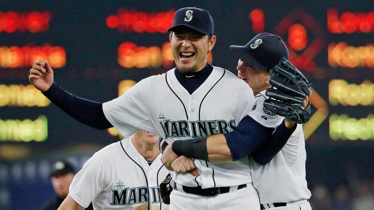 
El derecho de los Marineros Hisashi Iwakuma es felicitado por el primera base Logan Morrison tras dejar sin hit ni carrera a los Orioles, el miércoles 12 de agosto del 2015.
