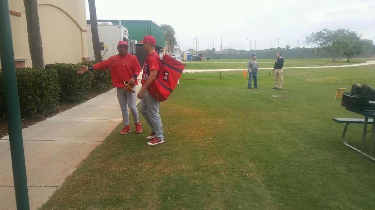 ALEDMYS DIAZ (d) conversa con Ozzie Smith el 22 de febrero en Jupiter.