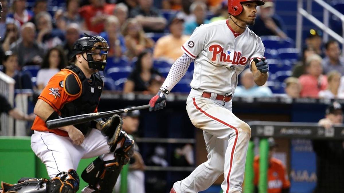 Nick Williams, de los Filis, dispara un sencillo impulsor de dos carreras en el 12mo contra los Marlins, el domingo.