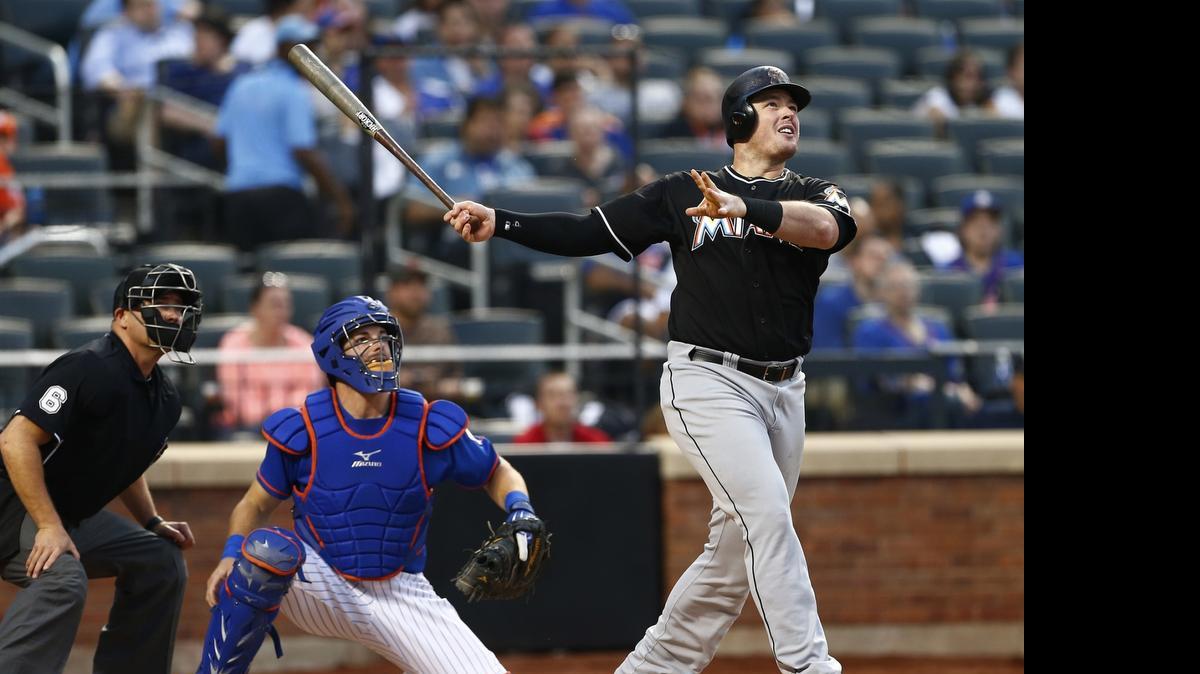 
Justin Bour, de los Marlins, conecta un jonrón de tres carreras en el cuarto episodio contra los Metes, el viernes.
