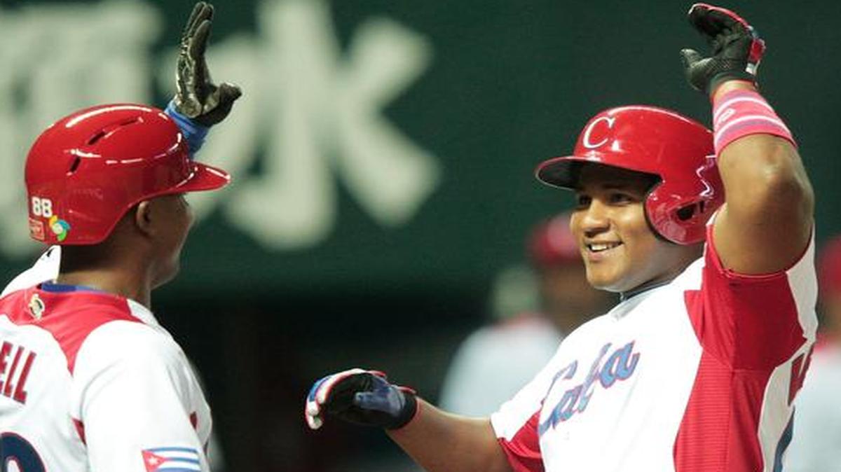 
El jugador Alfredo Despaigne (der.) de Cuba celebra después de conectar un jonrón durante el Clásico Mundial de Béisbol, el 6 de marzo de 2013, en Fukuoka, Japón. Despagine estará en la Serie del Caribe a celebrarse en México. 
