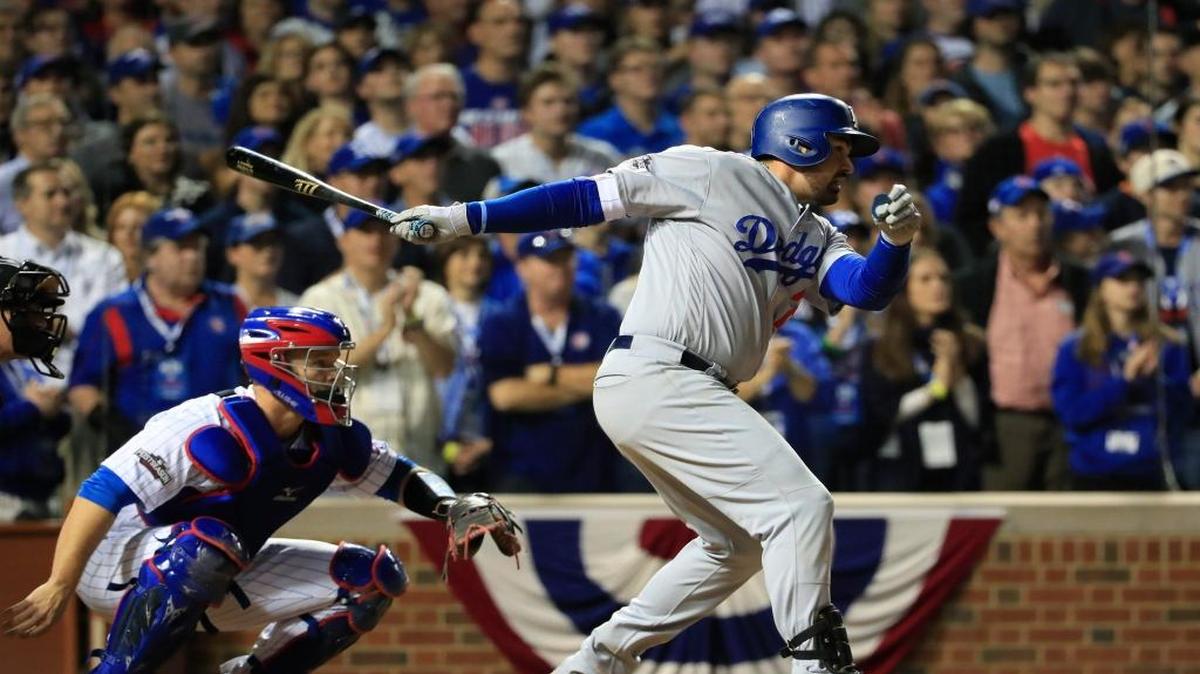 El inicialista Adrián González (der.) con la camiseta de de los Dodgers fue cambiado a los Bravos.
