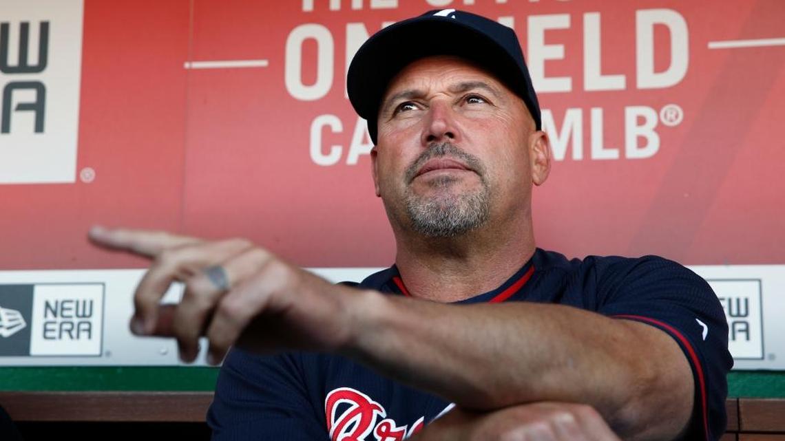 FREDI GONZALEZ habla con la prensa de Atlanta poco antes del comienzo de un juego en Washington el 13 de abril del 2016.