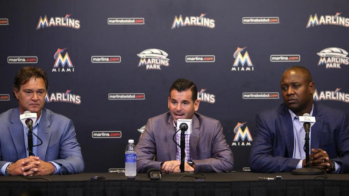 El mánager de los Marlins Don Mattingly, el, presidente del equipo David Samson y el vicepresidente de operaciones de béisbol Michael Hill, durante la conferencia de prensa celebrada el 5 de septiembre del 2016 en el Marlins Park de Miami.