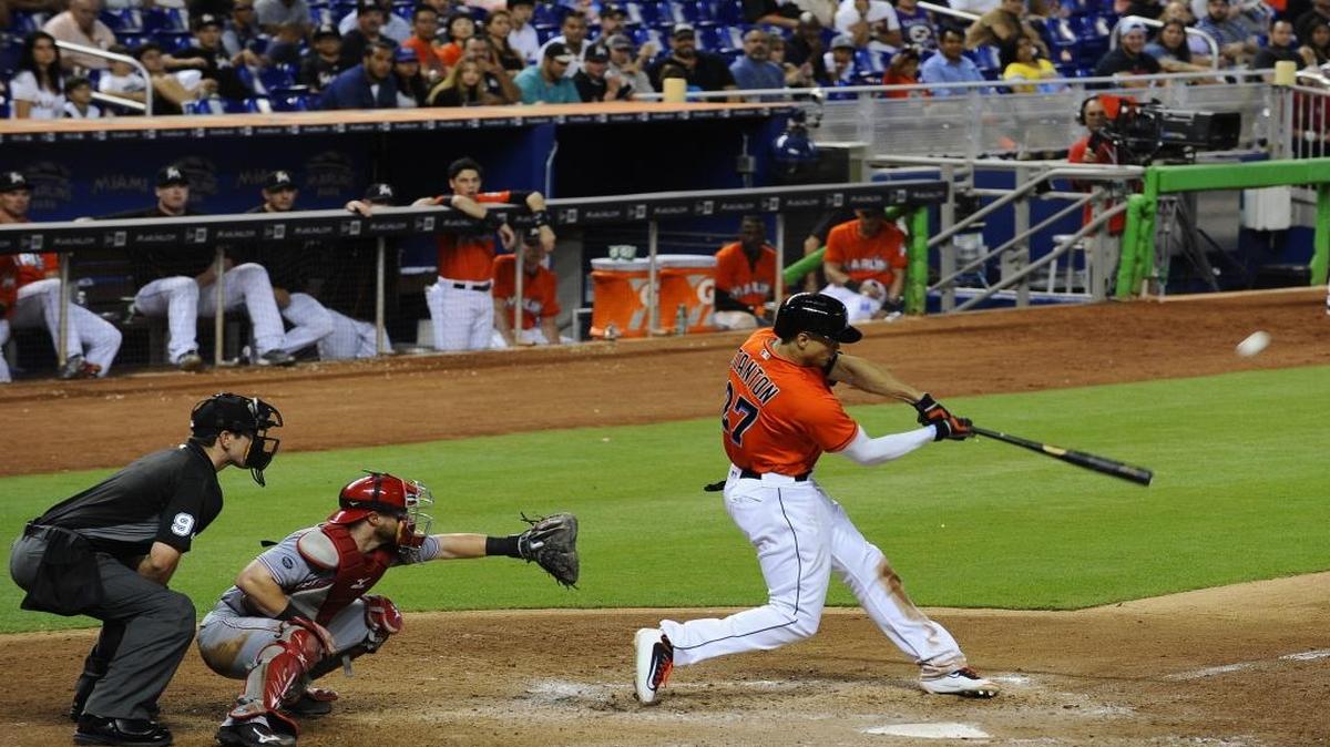 Giancarlo Stanton (27), de los Marlins, conecta un jonrón contra los Rojos, el domingo 10 de julio del 2016 en Miami.