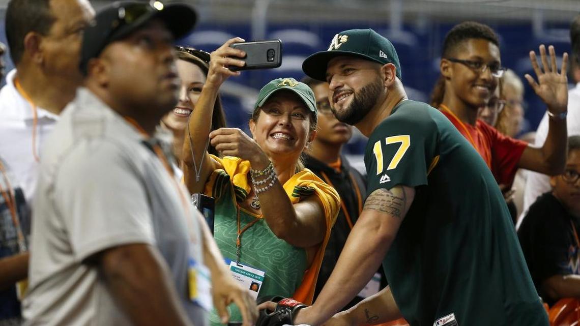YONDER ALONSO se toma una foto con la aficionada Caroline Mary Olejnik antes del inicio del juego de los Marlins el 13 de junio.