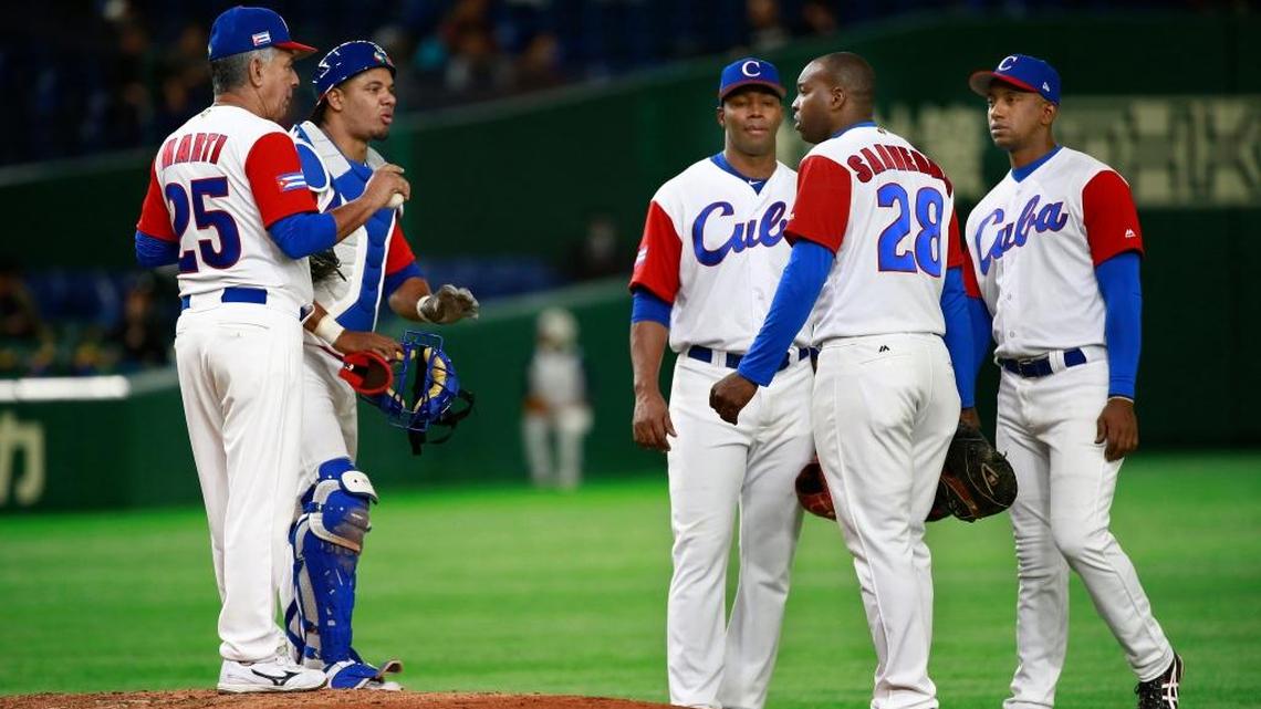 CARLOS MARTI habla con su equipo durante el cuarto episodio de la derrota ante Holanda el 15 de marzo en Tokyo.