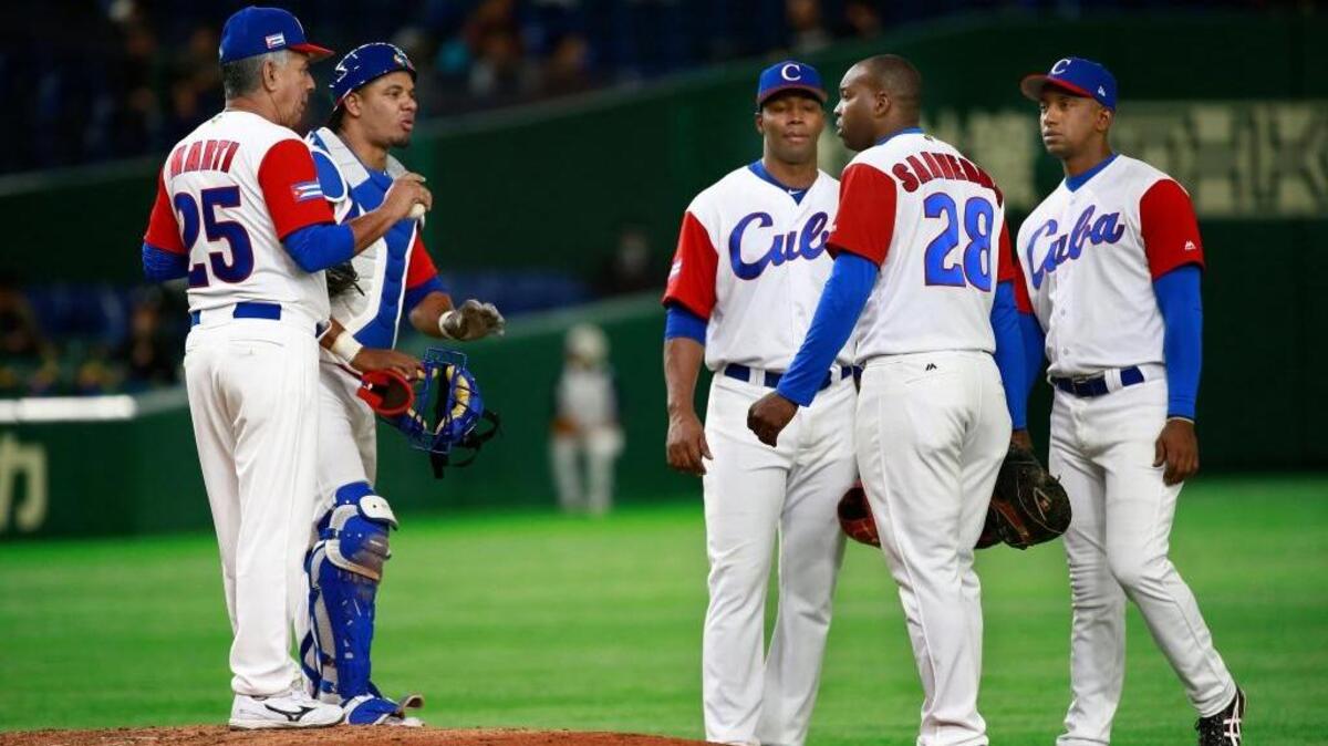 CARLOS MARTI habla con su equipo durante el cuarto episodio de la derrota ante Holanda el 15 de marzo en Tokyo.