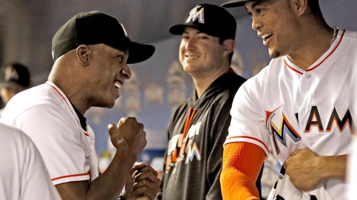BARRY BONDS bromea con Giancarlo Stanton (d) durante un juego contra los Mets el 22 de julio del 2016.
