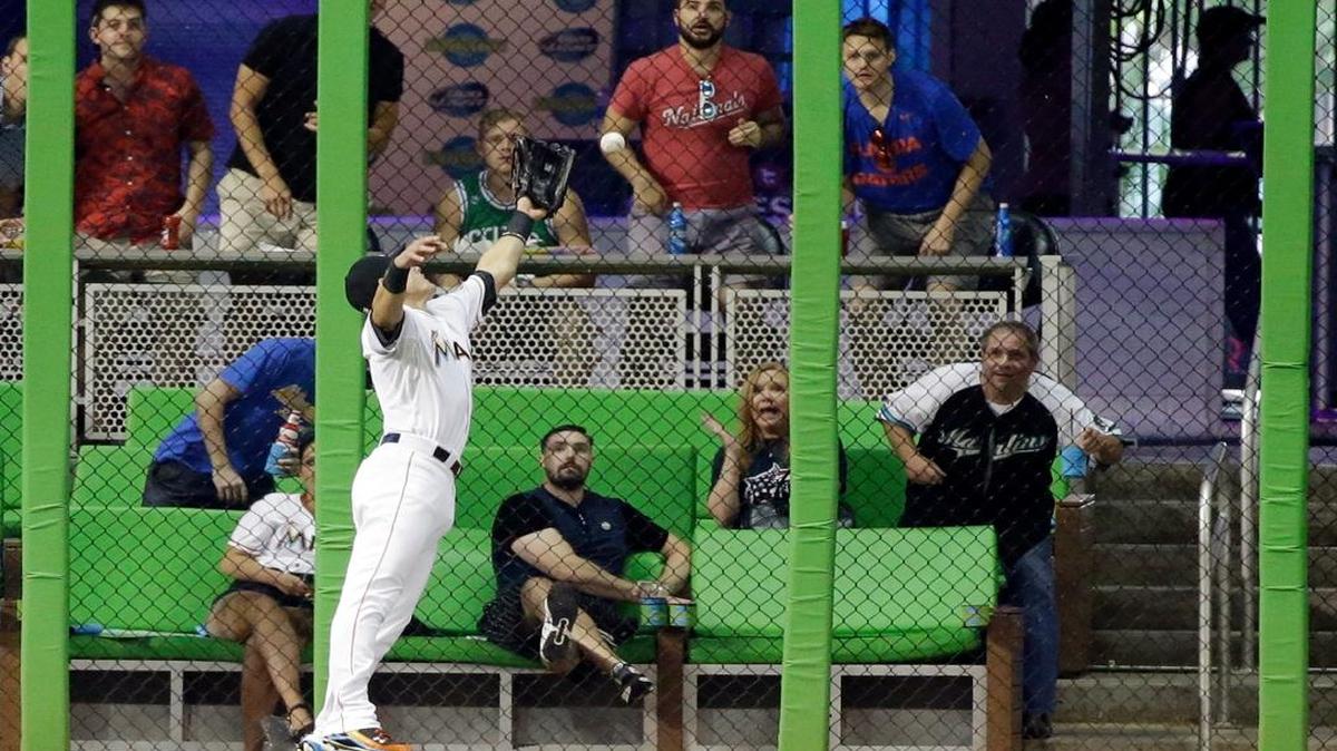 
El jardinero izquierdo de los Marlins Derek Dietrich no puede capturar un batazo del antesalista de Milwaukee Hernán Perez, en el partido efectuado el lunes 7 de septiembre del 2015 en Miami.
