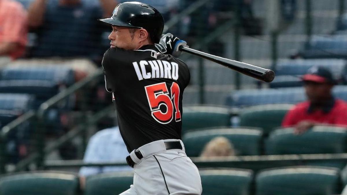Ichiro Suzuki (51), de los Marlins, dispara un doble en el primer inning contra los Bravos, en Atlanta, el lunes 12 de septiembre del 2106.