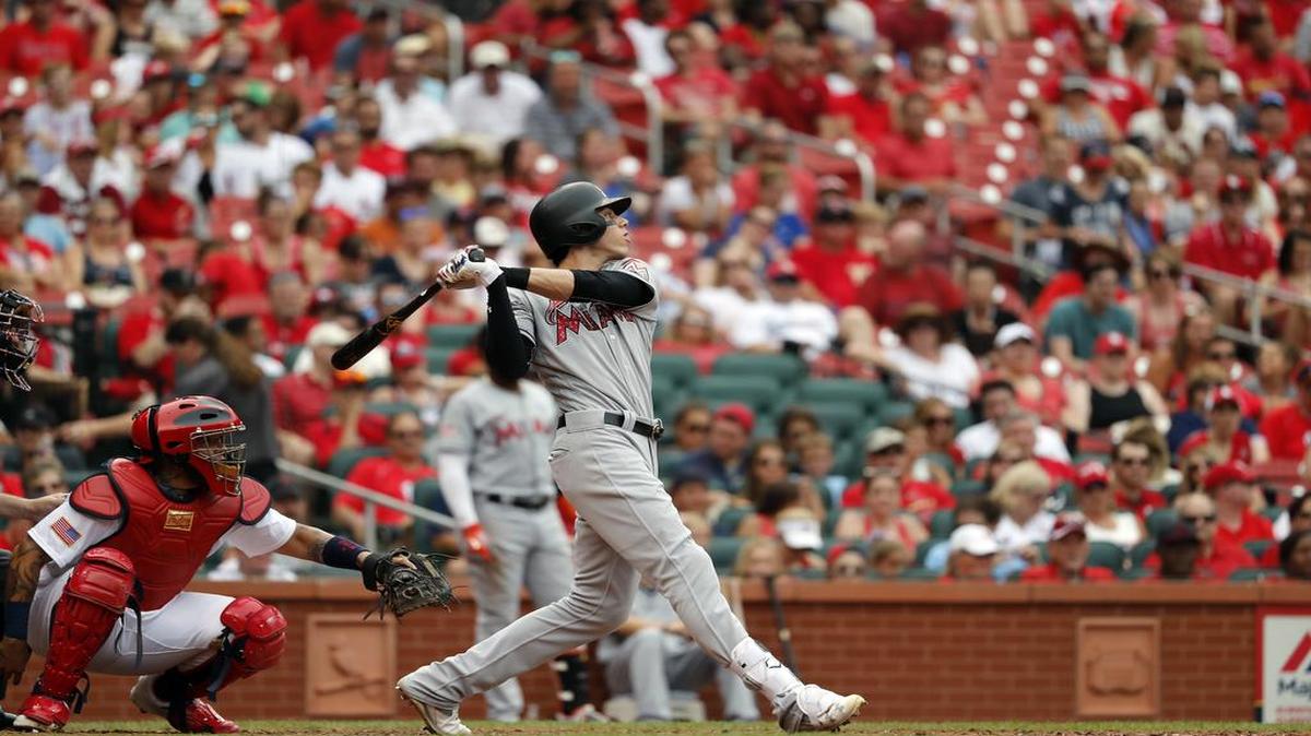 El jardinero de los Marlins Christian Yelich conecta un jonrón de tres carreras que le da la vuelta al marcador ante Cardenales, este martes 4 de julio en San Luis.
