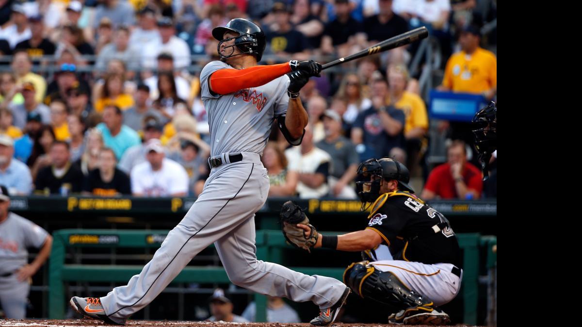 
El jardinero de los Marlins Giancarlo Stanton disparó su cuadrangular 13 de la temporada ante los envíos del abridor de los Piratas Charlie Morton, el lunes en Pittsburgh.
