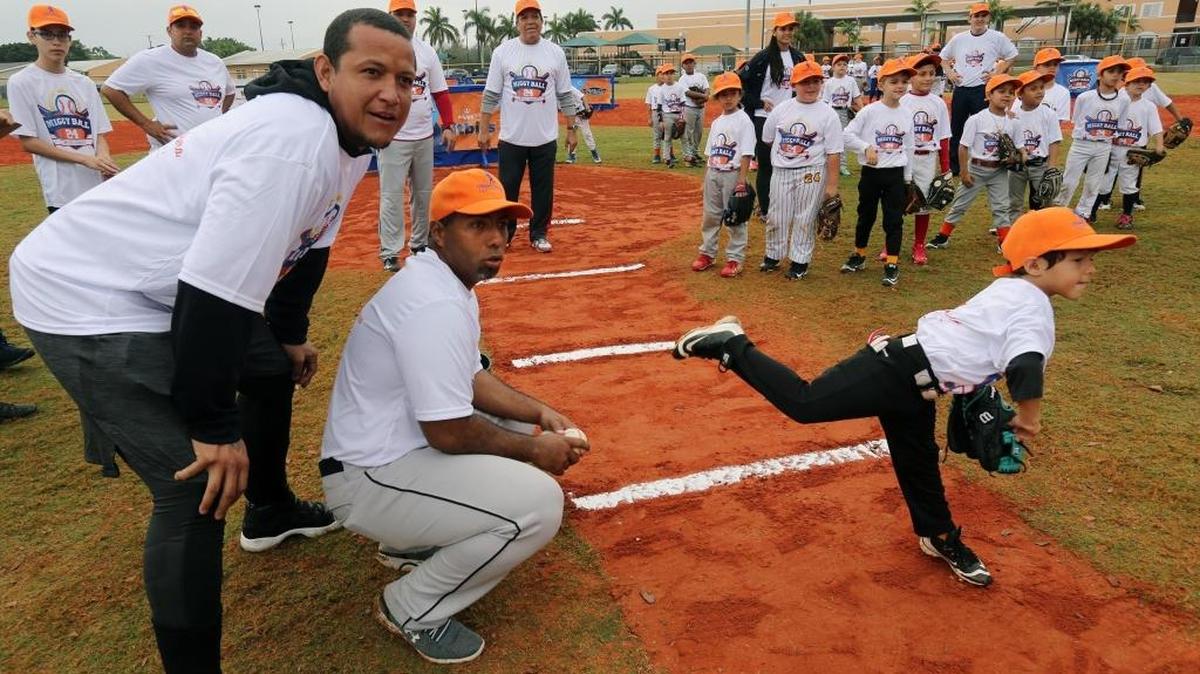 MIGUEL CABRERA le muestra al pequeño jugador Jaydan Céspedez, 5 años, cómo lanzar la pelota durante una práctica en la mañana del 3 de febrero del 2018, en el Pembroke Shore Park en el Condado de Broward.