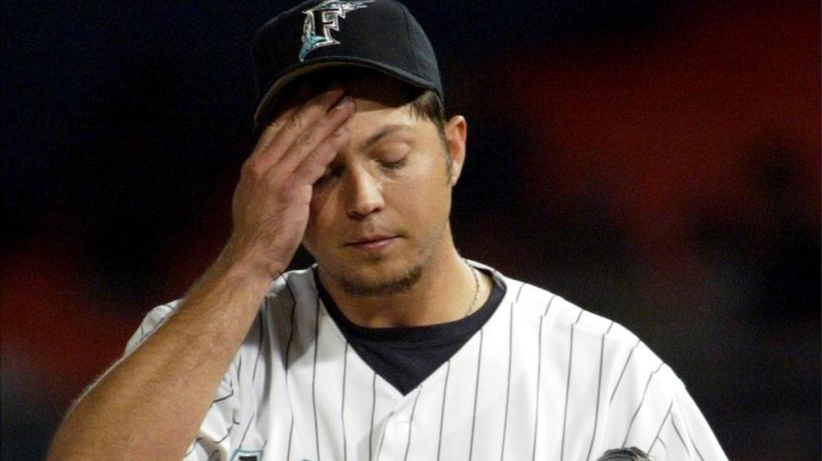 El ex jugador de los Marlins y campeón de la Serie Mundial Josh Beckett fue arrestado por cargos de intoxicación pública después de atacar a un cantante de una banda country en una noche de micrófono abierto.