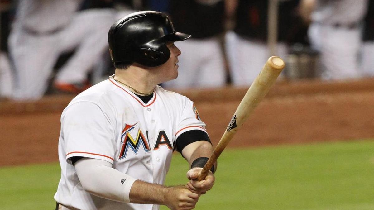 
Justin Bour conectó el batazo decisivo que rompió un empate a 4-4 luego de 10 peleadas entradas, en el triunfo de los Marlins ante Boston, el martes 11 de agosto del 2015.
