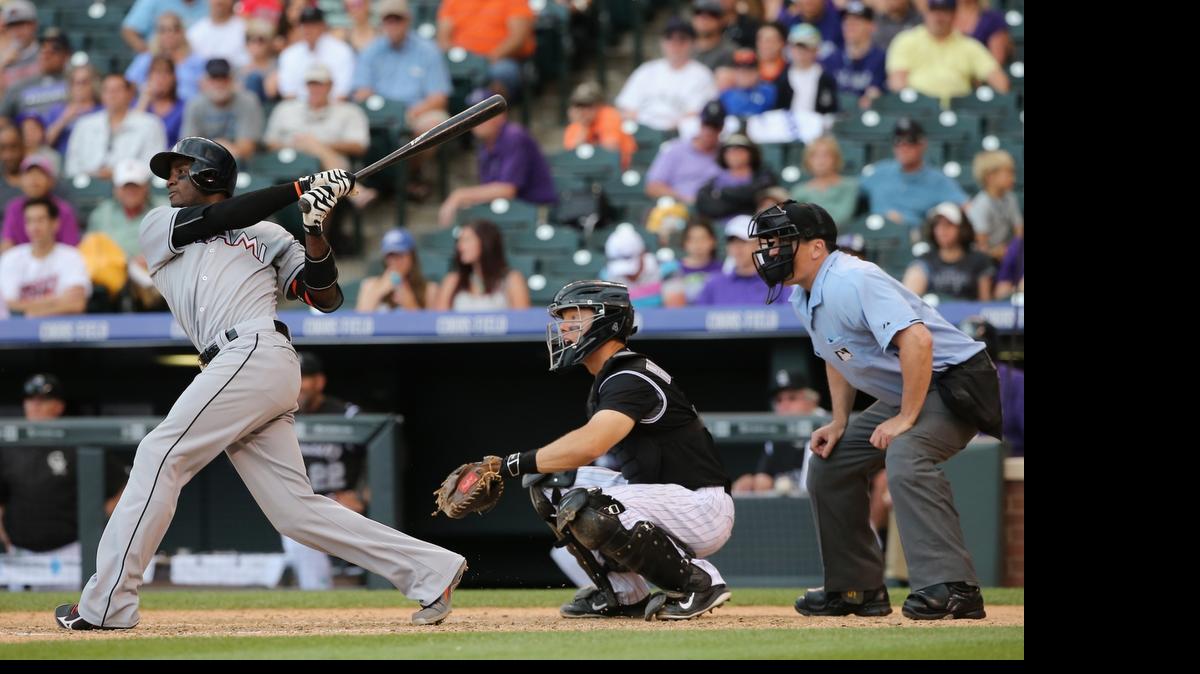 
El cubano Adeiny Hechavarría conecta el jonrón de la victoria de los Marlins, en el 10mo episodio, el domingo.
