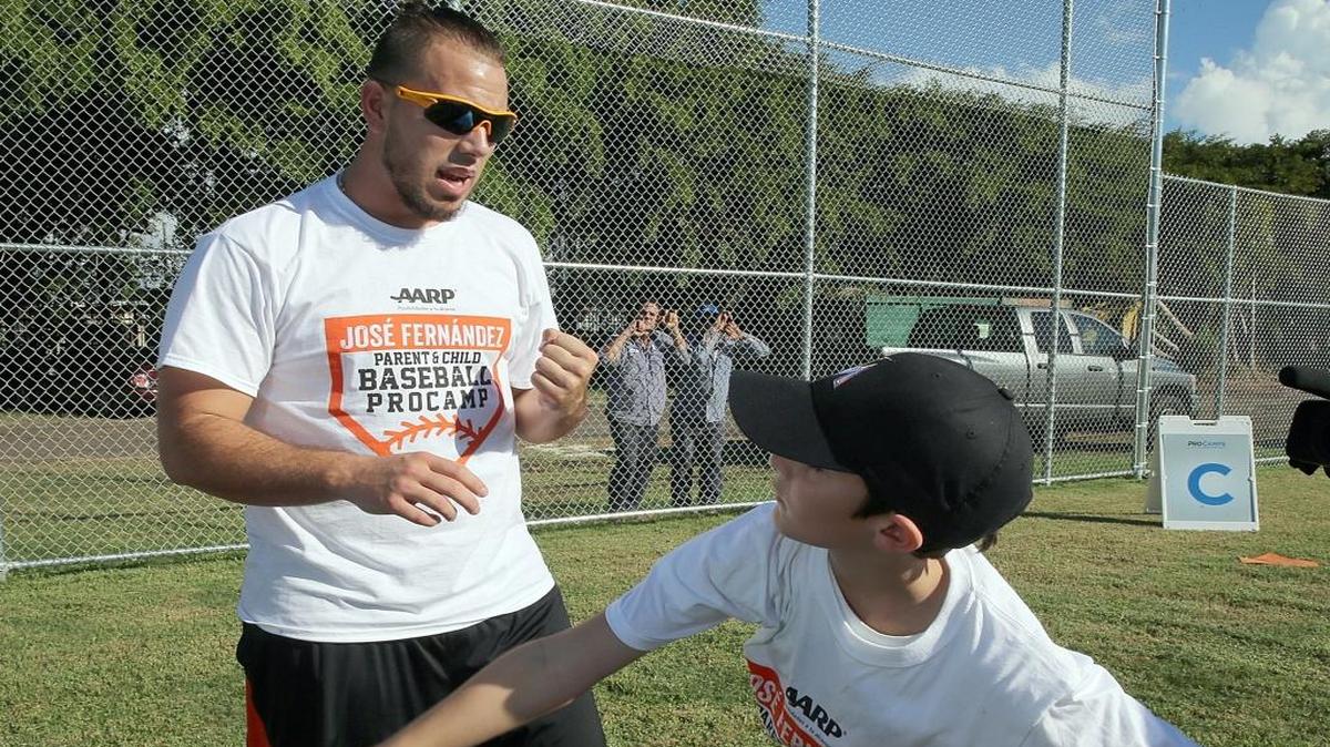 JOSE FERNANDEZ conversa con Adrian Iglesias durante un campamento del Boys and Girls Club de Miami el 12 de diciembre.