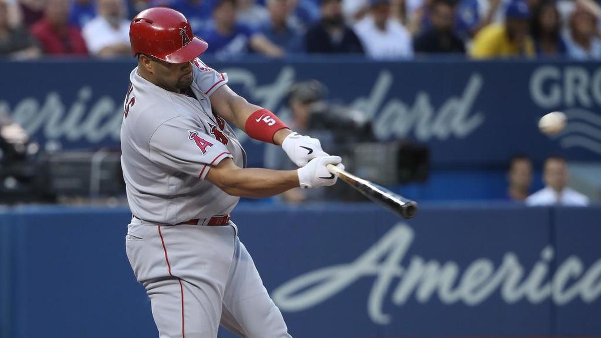EL DOMINICANO Albert Pujols de los Angelinos de Los Ángeles en partido donde conectó el jonrón 584 de su carrera frente a los Azulejos de Toronto.