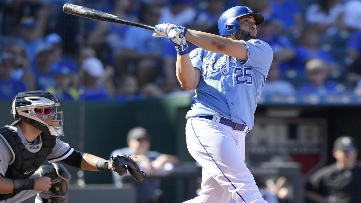 El cubano de los Reales Kendrys Morales es felicitado dispara un jonrón de dos carreras en el sexto inning en el juego contra los Medias Blancas de Chicago, el domingo 18 de septiembre del 2016 en Kauffman Stadium en Kansas City, Mo.