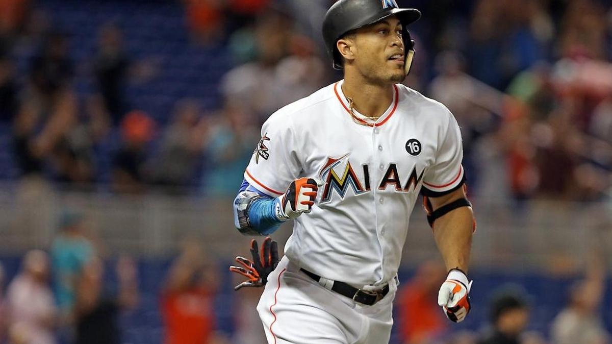 Giancarlo Stanton corre las bases y aprieta los puños luego de romper el récord de jonrones de los Marlins en una temporada, al disparar el número 43, la noche del lunes 14 de agosto contra los Gigantes de San Francisco.