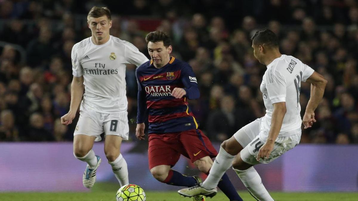 Lionel Messi (centro) trata de burlar la marca de los jugadores del Real Madrid Toni Kroos (izq.) y Casemiro, en el partido celebrado el 2 de abril en Barcelona.