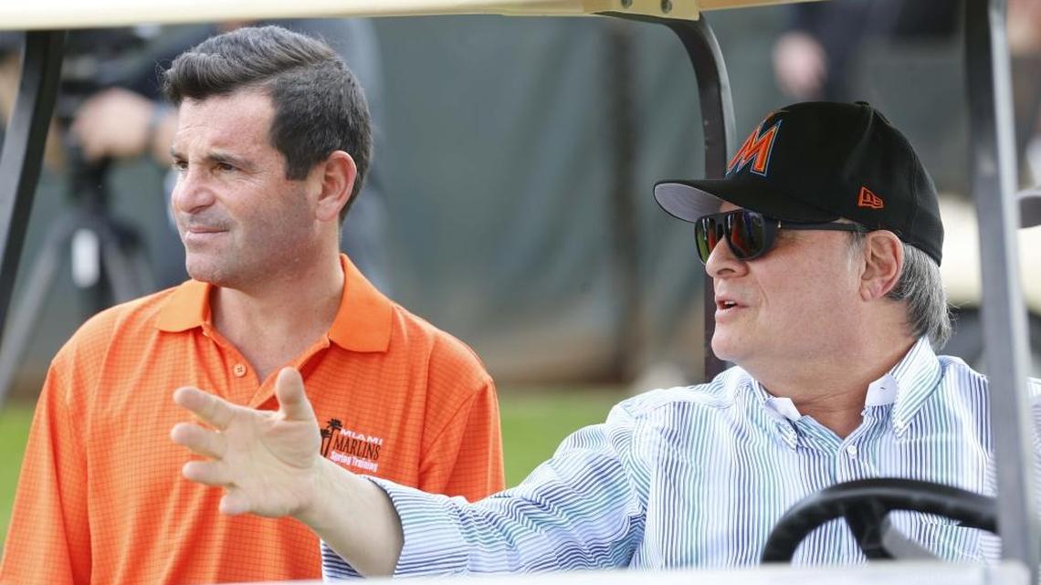 EL PROPIETARIO de los Marlins Jeffrey Loria conversa con David Samson, presidente del club, el 14 de febrero en Jupiter.
