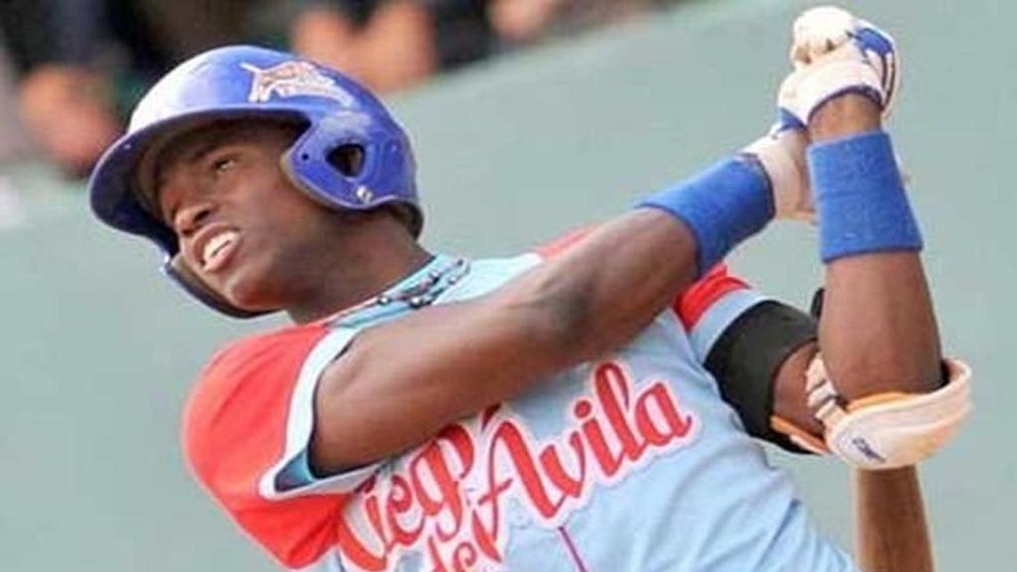 LUIS ROBERT Moirant firma con los Medias Blancas de Chicago.