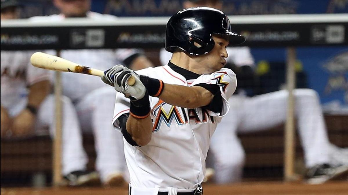 
ICHIRO SUZUKI conecta un sencillo para los Marlins contra los Filis el 21 de agosto.
