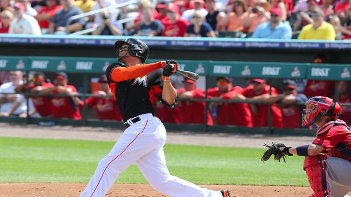 
Giancarlo Stanton, con un protector en la cara, batea en el primer episodio contra los Cardenales, el jueves.
