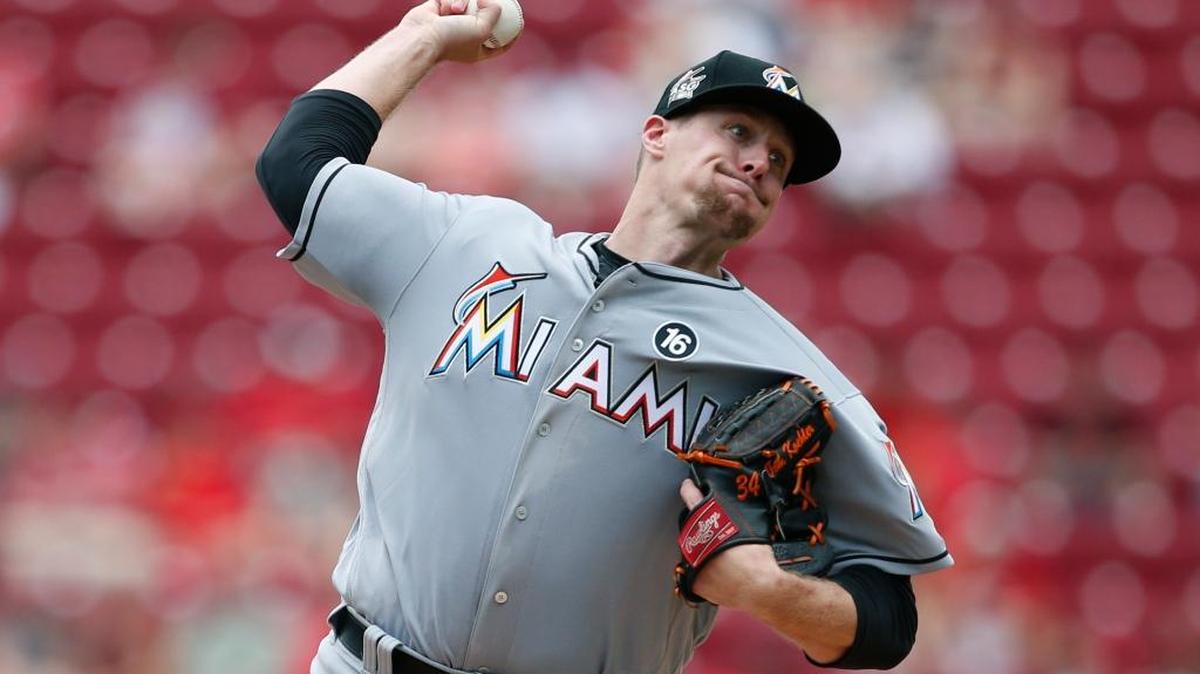 Tom Koehler, de los Marlins, lanza contra los Rojos, en la primera entrada del juego del domingo en Cincinnati.