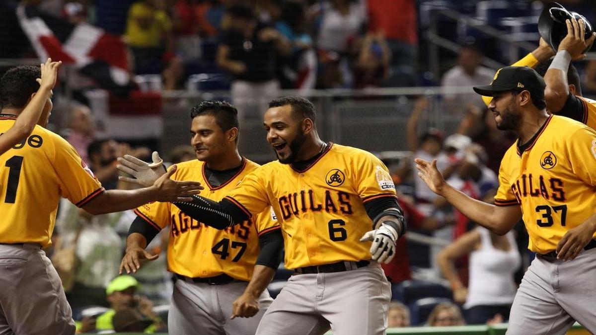 JONATHAN VILLA, de las Aguilas Cibaeñas, celebra un cuadrangular en el primer inning durante el torneo de béisbol Serie de las Américas frente a los Cardenales de Lara, en un partido celebrado en el Marlins Park, el domingo 22 de noviembre del 2015.