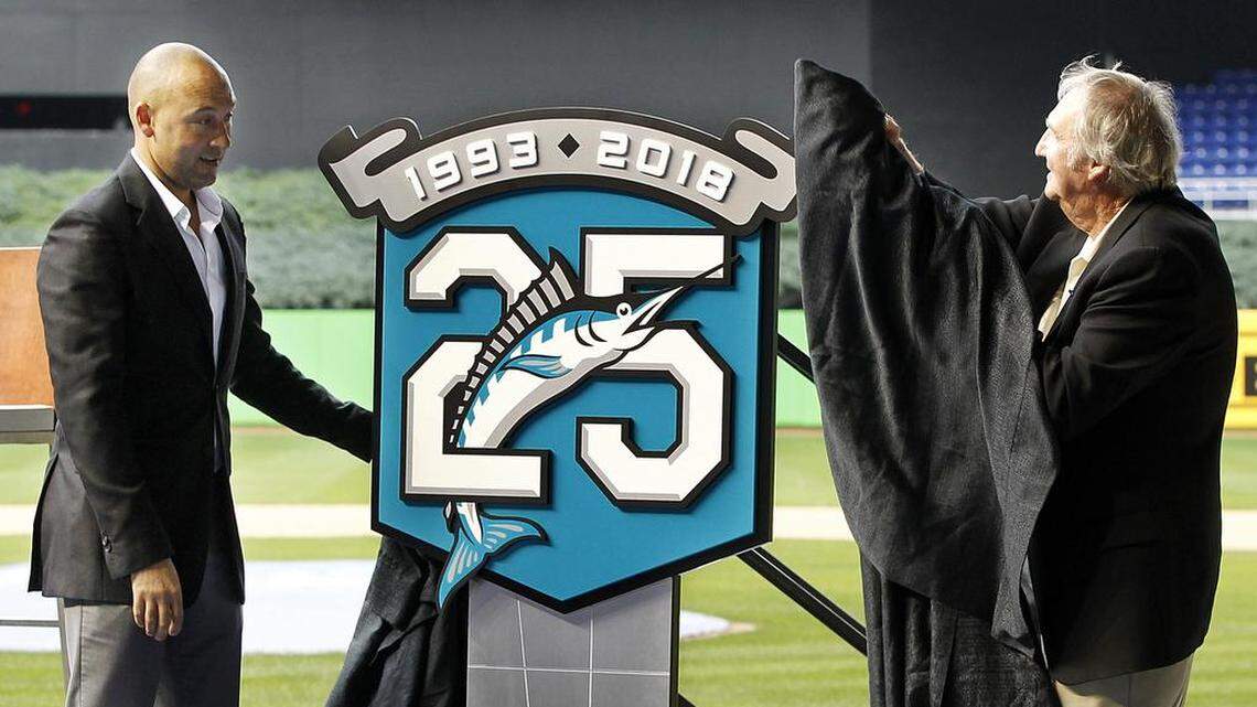 Derek Jeter (izquierda) y el exlanzador de los Marlins, Charlie Hough, durante la presentación del logo del 25º aniversario del equipo, una actividad celebrada el 6 de febrero de 2018 en el Marlins Park, en Miami.