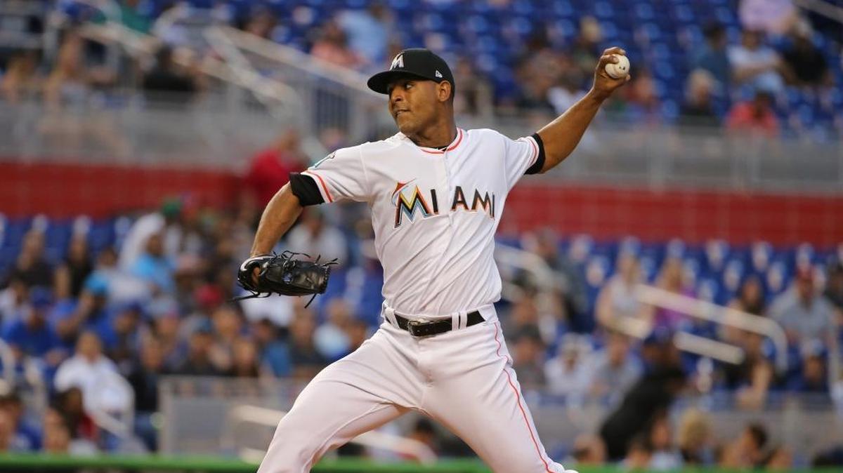 El abridor de los Marlins Jarlin García lanza en el primer inning ante los Mets, en el partido efectuado el 11 de abril de 2018 en Miami.