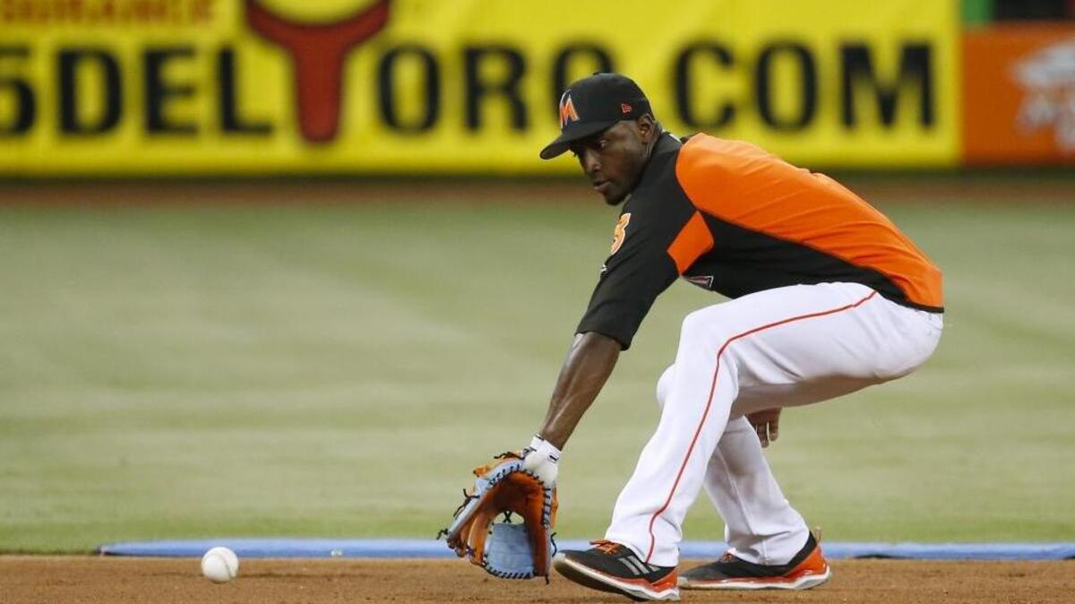 ADEINY HECHAVARRIA captura roletazos el 13 de junio en Miami antes del juego contra Oakland.